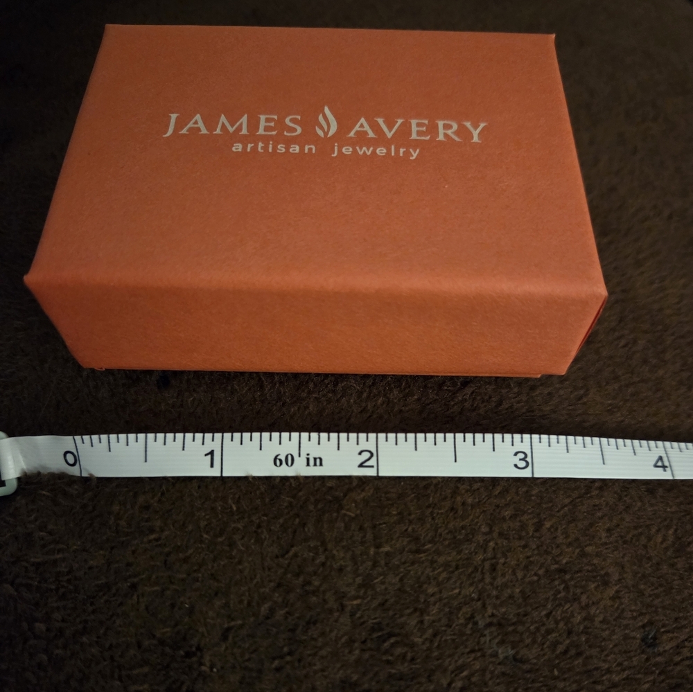 James Avery , Chic Cream Pouch with Vibrant Red Box - Picture 4 of 6